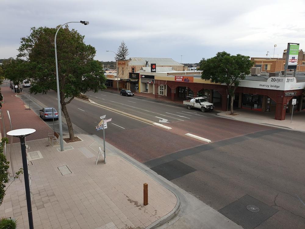 Balcony On Sixth Lodge Murray Bridge Exterior photo